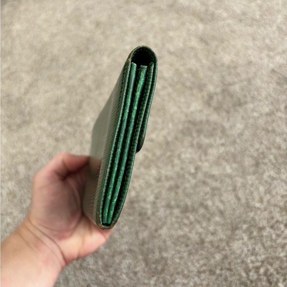 Authentic Louis Vuitton Vintage Green Epi Leather Sarah Long Wallet - Picture 10 of 13